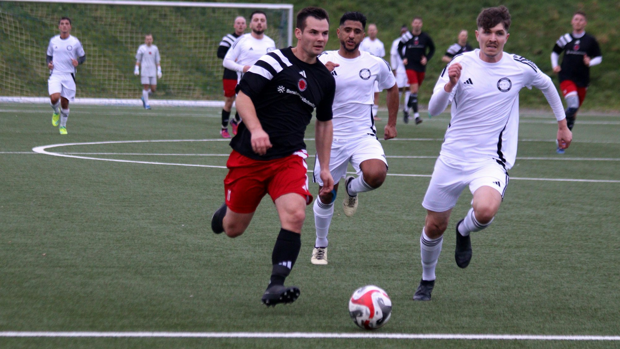Läuft relativ frei aufs Tor zu, verfolgt von zwei Gegenspielern, vergibt aber die Chance auf das Tor: Marcel Ebel.