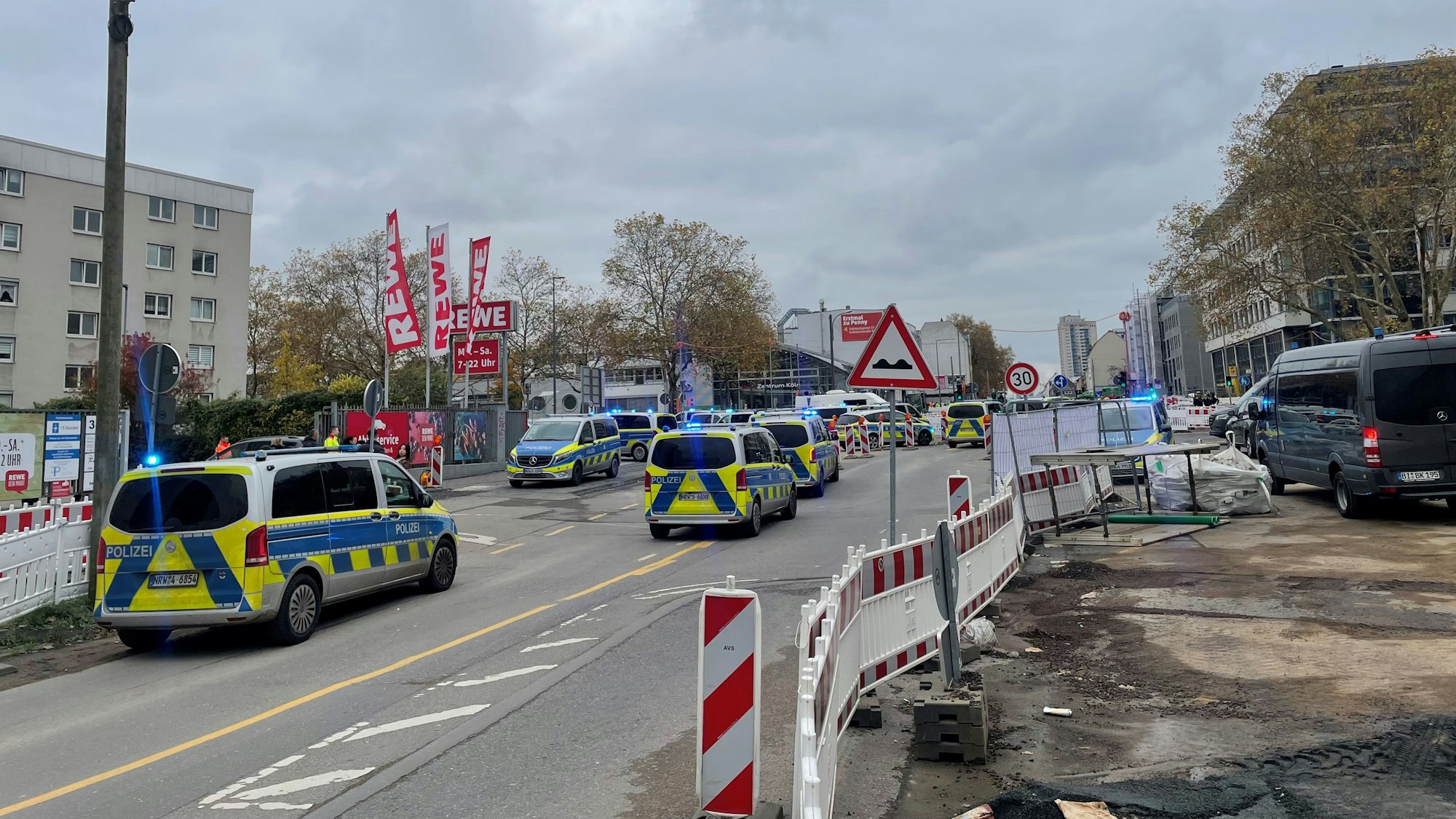 Ein Großaufgebot der Polizei rückte am Freitagvormittag zur Bonner STraße aus, wo sich die Familienkasse NRW befindet.