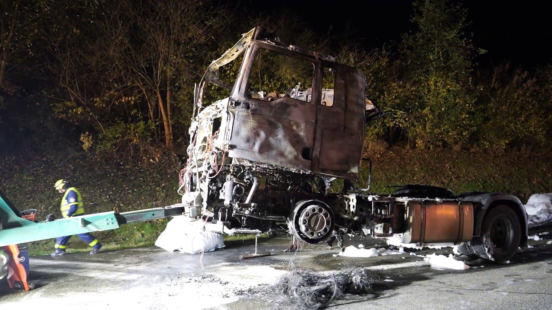 15.11.2024, Hessen, Bad Hersfeld: Die Zugmaschine eines LKW ist völlig ausgebrannt. Ein brennender Lastwagen mit Süßigkeiten hat auf der A7 einen mehr als 20 Kilometer langen Stau verursacht.