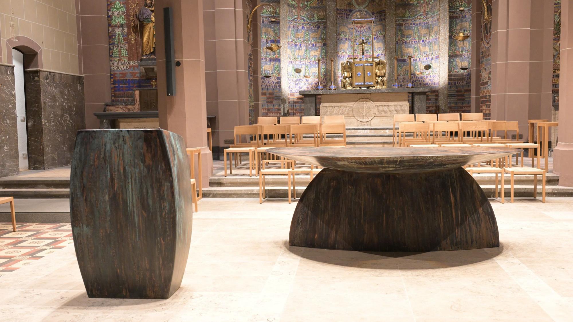 Altar und Ambo in St. Laurentius