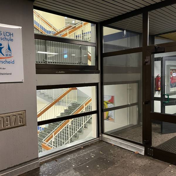 Eingang der Johannes-Löh-Gesamtschule in Burscheid.