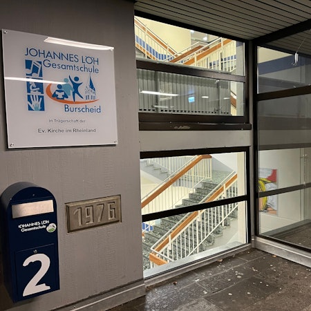 Eingang der Johannes-Löh-Gesamtschule in Burscheid.