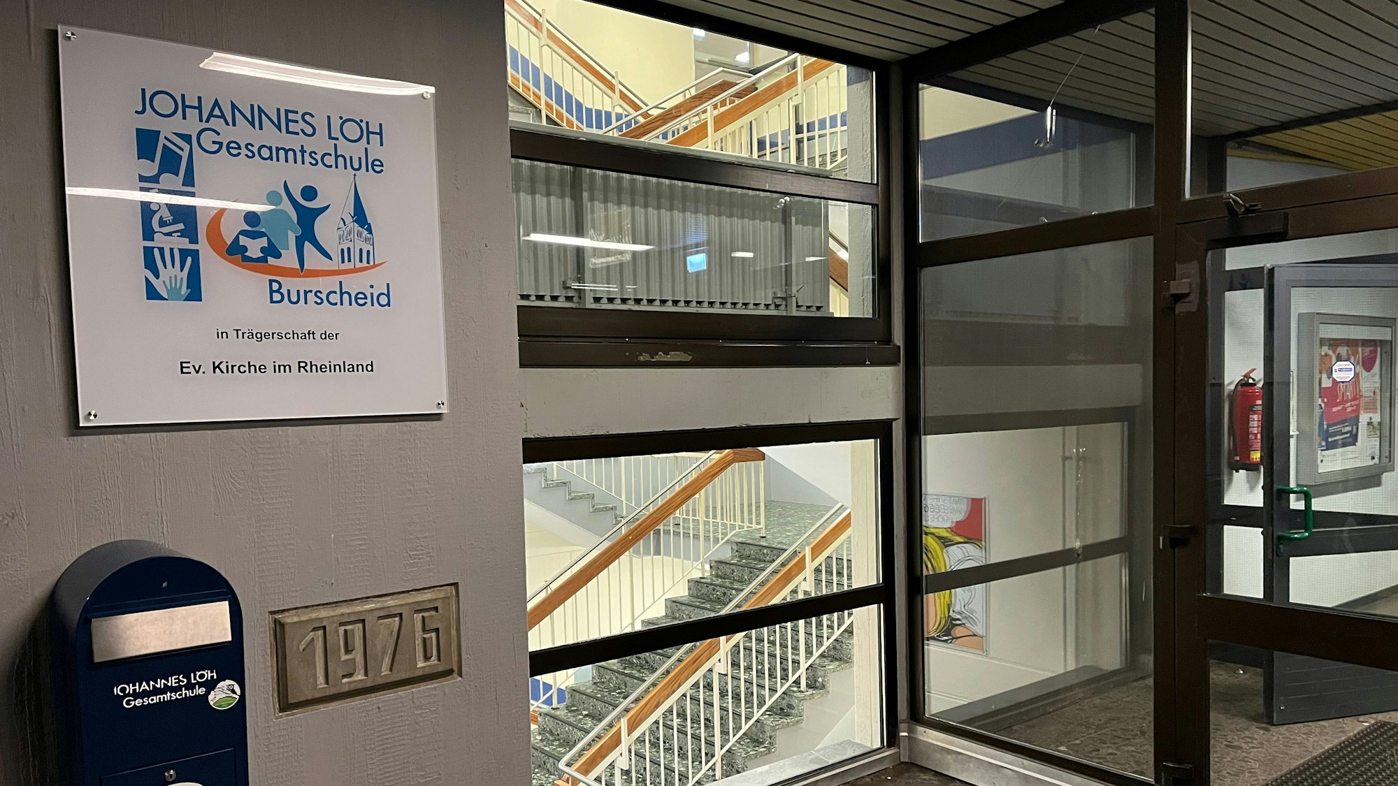 Eingang der Johannes-Löh-Gesamtschule in Burscheid.
