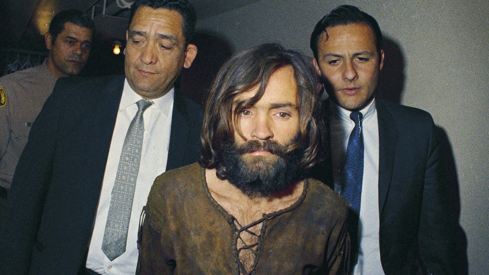 Der später wegen mehrfachen Mordes verurteilte US-Kriminelle Charles Manson wird zur Anklageverlesung im Zusammenhang mit dem Mord an der Schauspielerin Sharon Tate und weiterer gebracht.