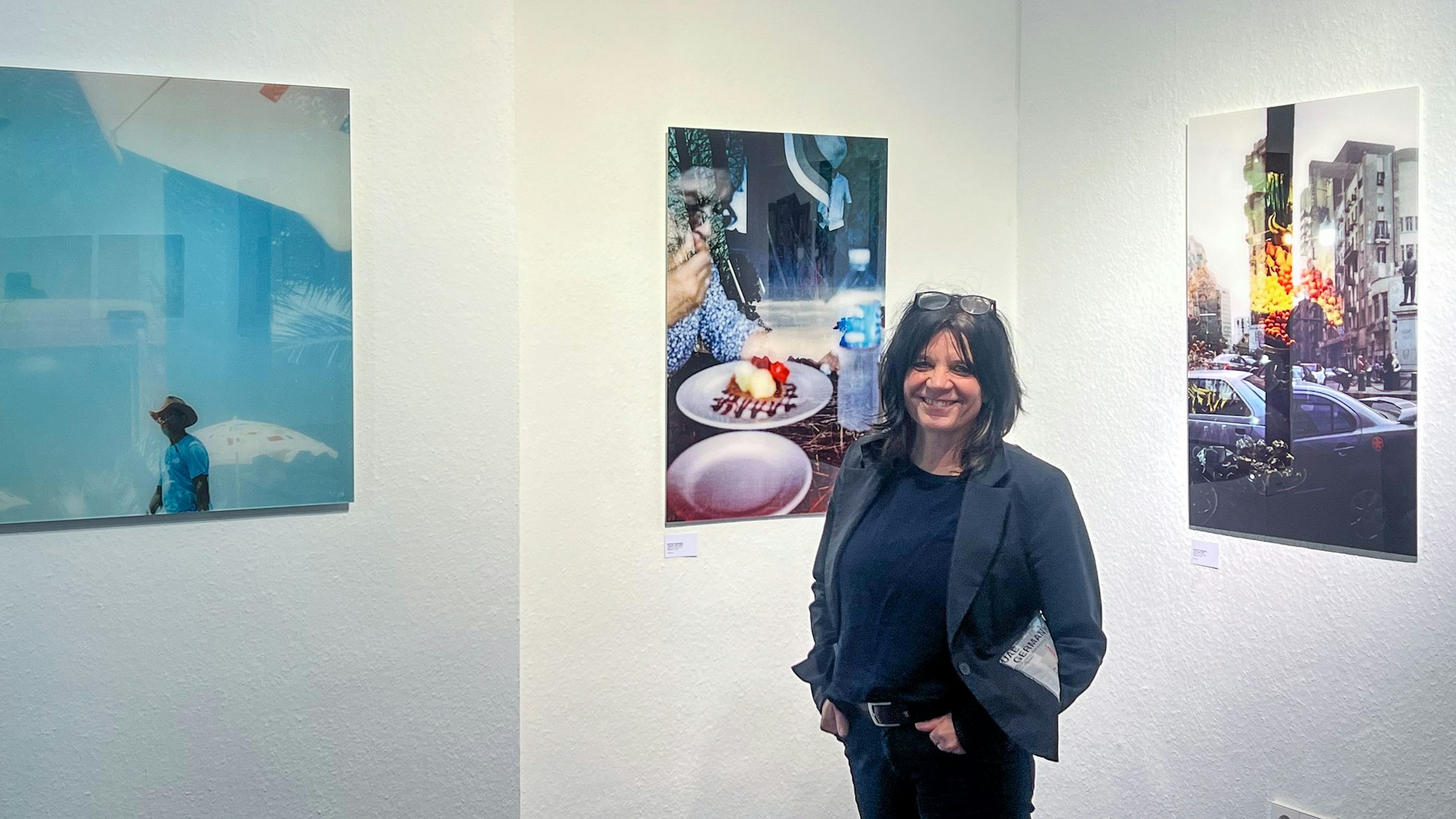 Ela Mergels vor ihren Lieblingswerken Israel/Sri Lanka, USA/Mexiko und USA/Iran (v. l. n. r.) in dem Atelier „Odo’s Art Space“.