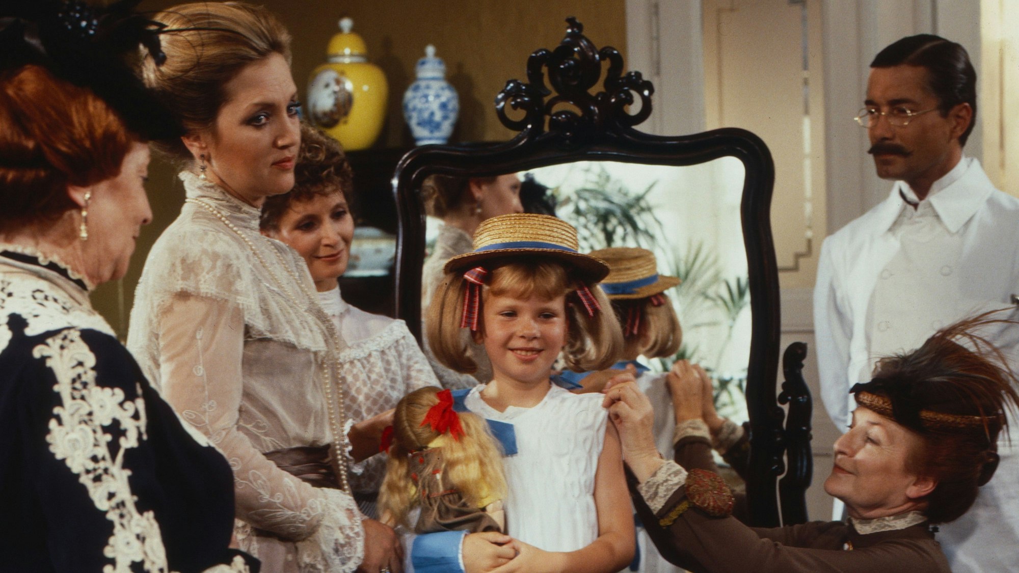 Helma Seitz, Doris Kunstmann, Susanne Uhlen, Kathrin Toboll und Christian Wolff gehören zur Starbesetzung der aufwendig produzierten Historienserie „Nesthäkchen“.