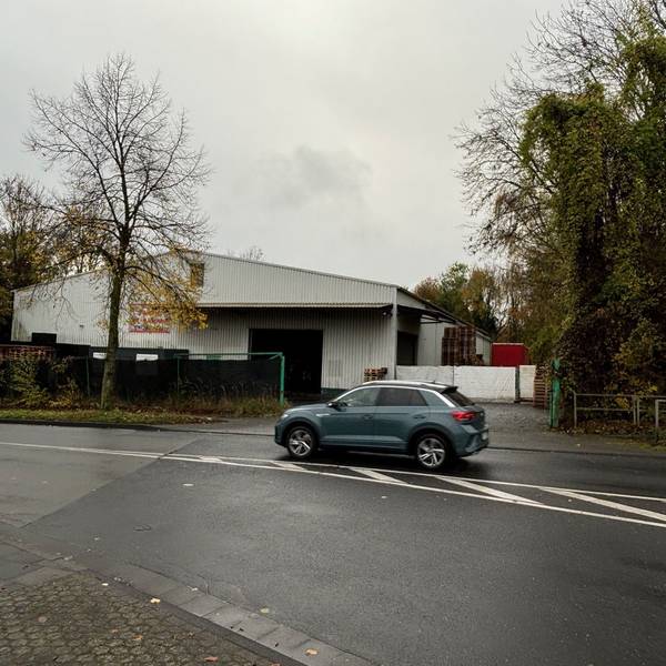 Auf dem Bild ist ein städtisches Grundstück an einer Straße zu sehen.