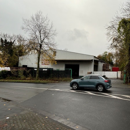 Auf dem Bild ist ein städtisches Grundstück an einer Straße zu sehen.