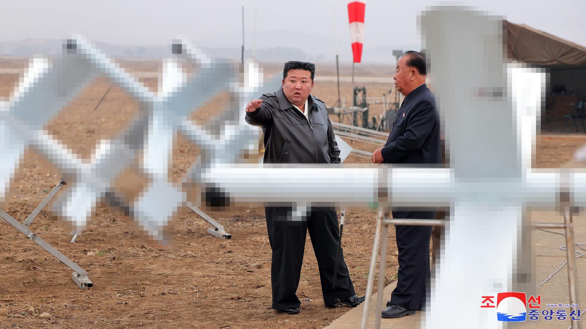 Die von der staatlichen nordkoreanischen Nachrichtenagentur KCNA am 15.11.2024 zur Verfügung gestellte Aufnahme zeigt nach Angaben von KCNA Kim Jong Un, Machthaber in Nordkorea, beim Besuch eines Drohnentests.