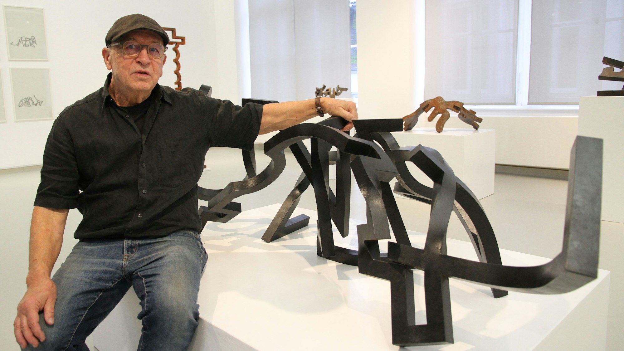 Ein Künstler mit einer Stahlskulptur
