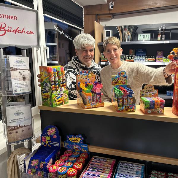 Mario und Angelika Schmitz in ihrem neuen Augustiner Büdchen neben dem Hotel „Das Augustin“ in der Uhlandstraße 8.