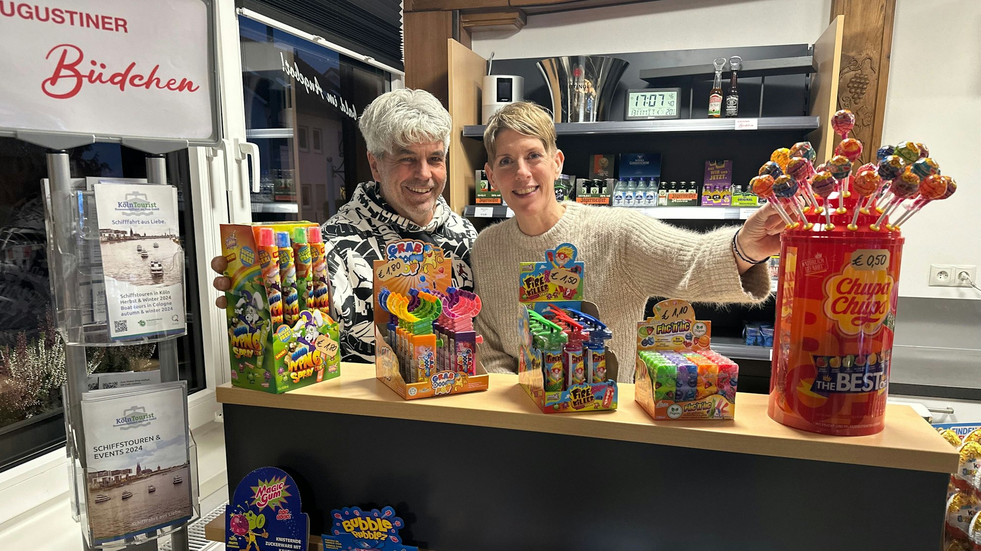 Mario und Angelika Schmitz in ihrem neuen Augustiner Büdchen neben dem Hotel  „Das Augustin“ in der Uhlandstraße 8.