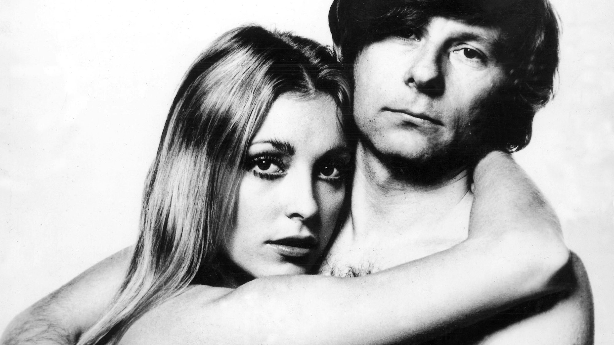 Regisseur Roman Polanski posiert mit seiner zweiten Ehefrau, der US-Schauspielerin Sharon Tate, die während ihrer Schwangerschaft 1969 von der Charles-Manson-Bande ermordet wurde.