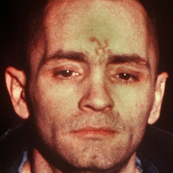 Charles Manson ritzte sich 1970 eine Swastika in seine Stirn.