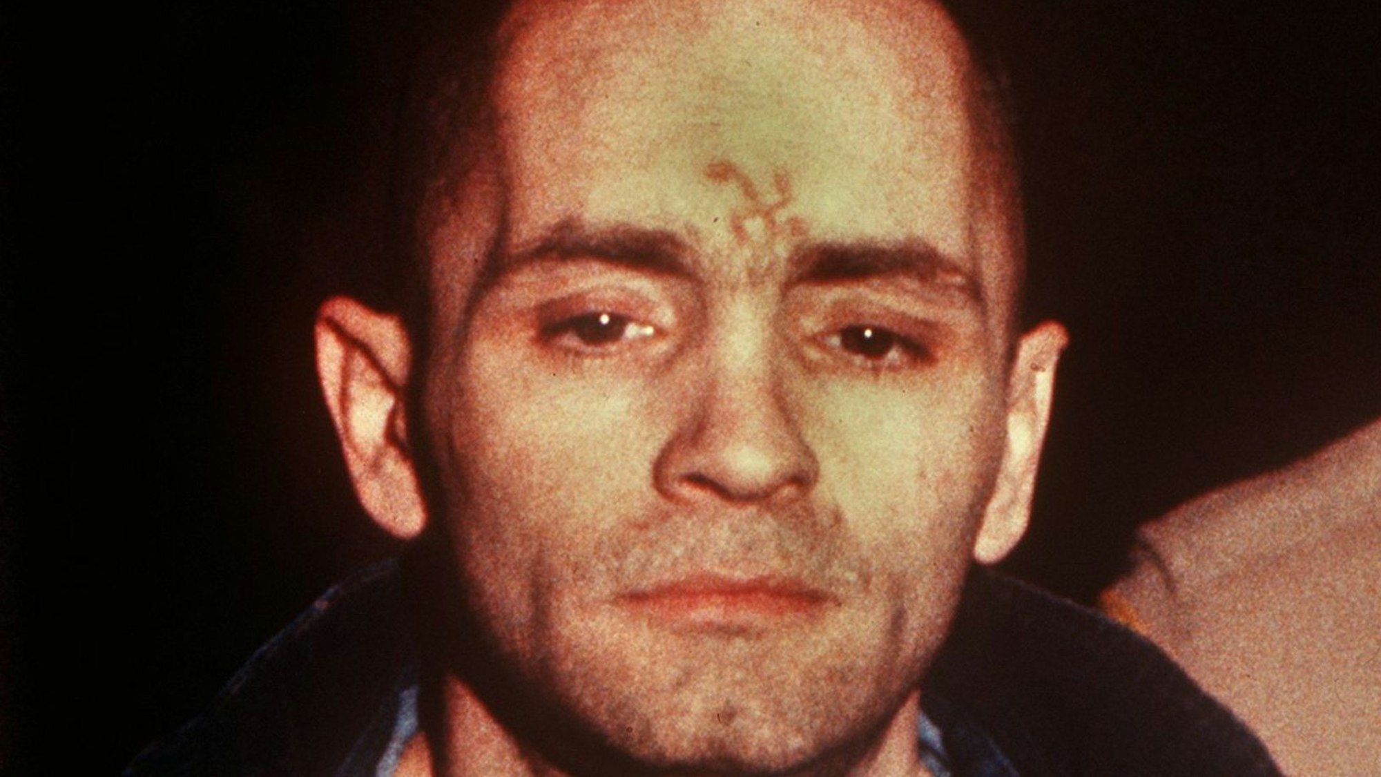 Charles Manson ritzte sich 1970 eine Swastika in seine Stirn.