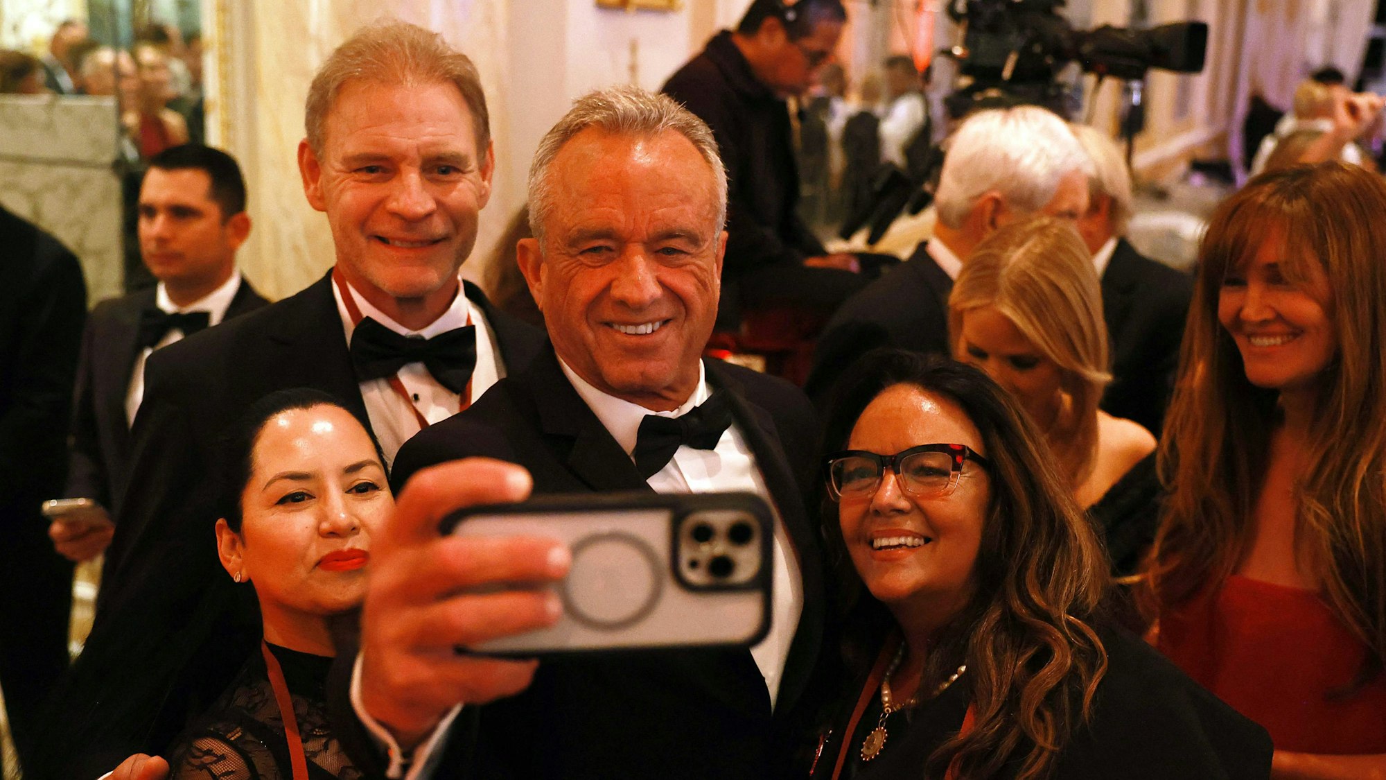 Robert F. Kennedy Jr. macht mit Gästen der „America First Policy Institute“-Gala im Trump-Anwesen in Mar-a-Lago ein Selfie.