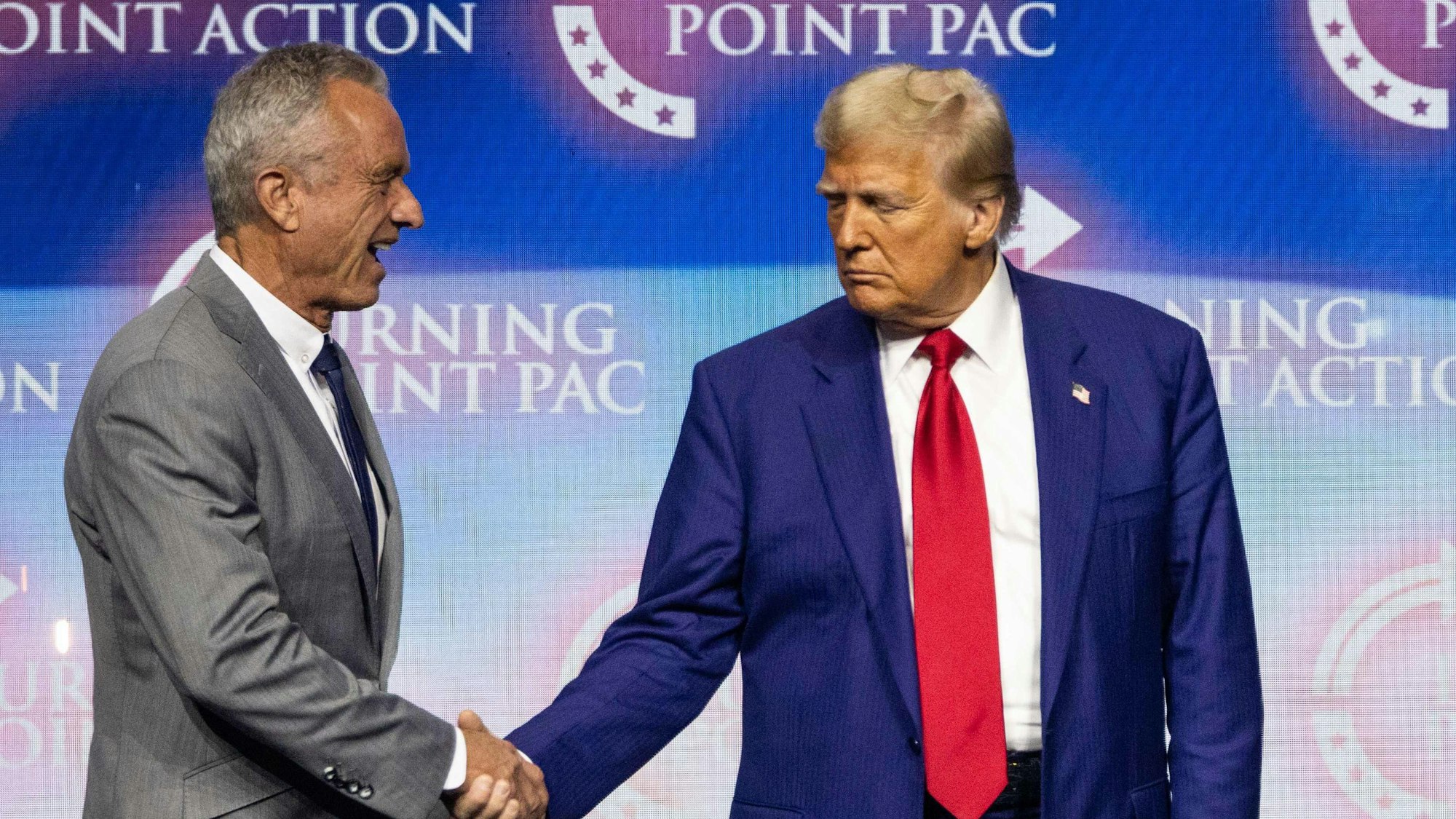 Zunächst als Kontrahenten im US-Wahlkampf angetreten, zog Kennedy Jr. seine Kandidatur zurück, um Donald Trump zu unterstützen.
