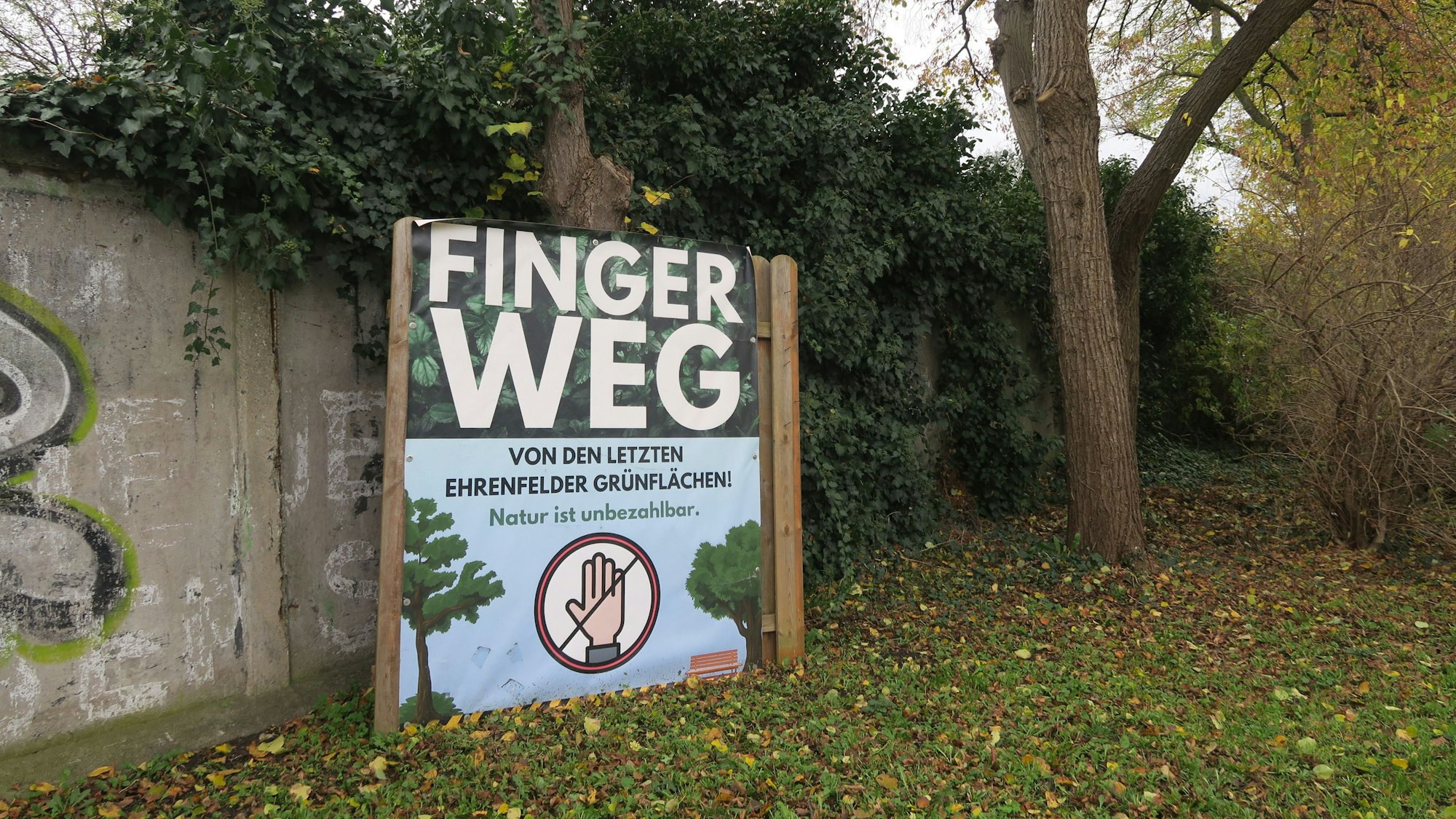 Entlang des Maarwegs machen die Kölschen Kiwis mit Transparenten auf die Situation aufmerksam.