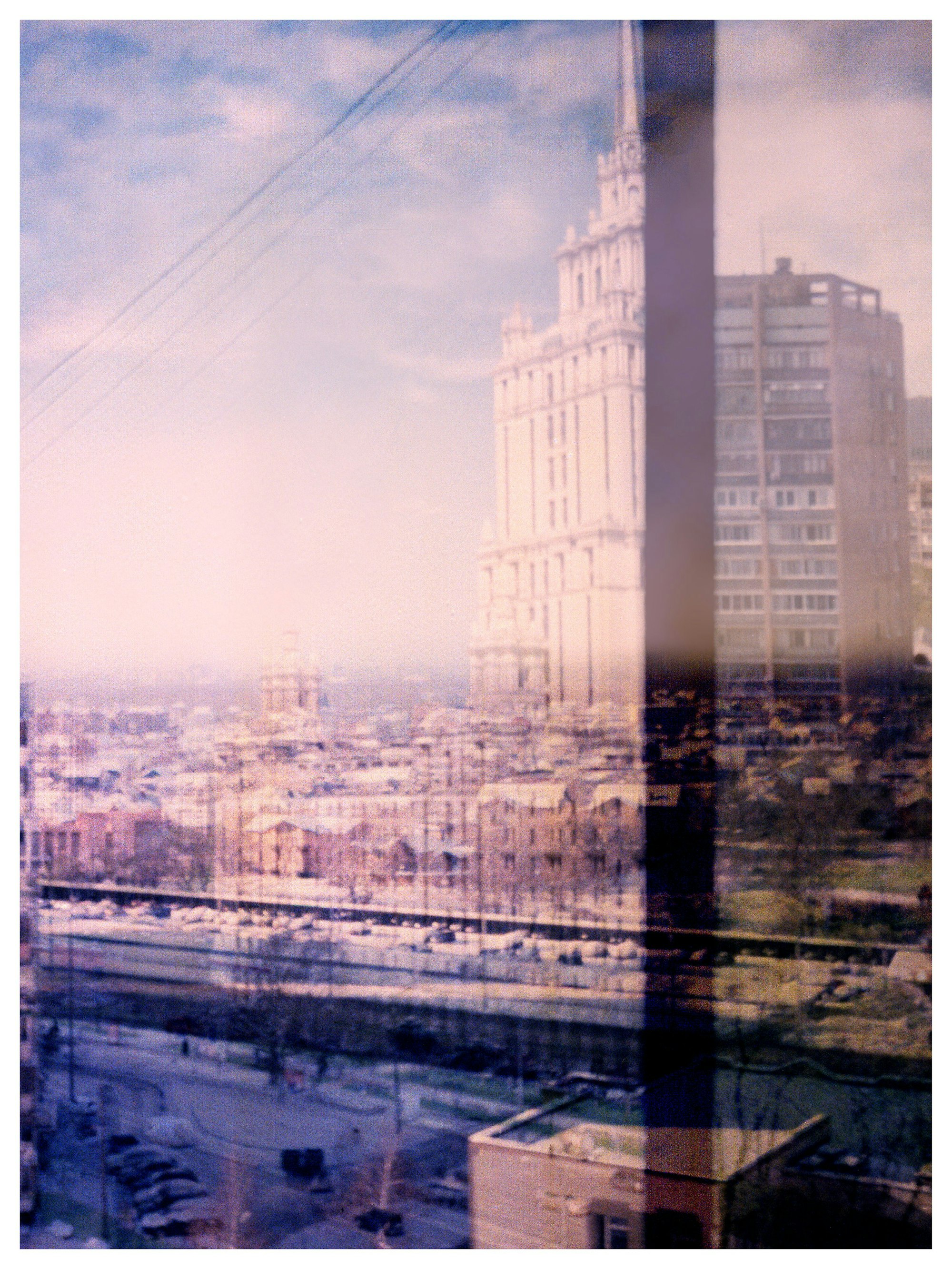 Die Doppelbelichtung mit Fotos aus Russland und der Ukraine.