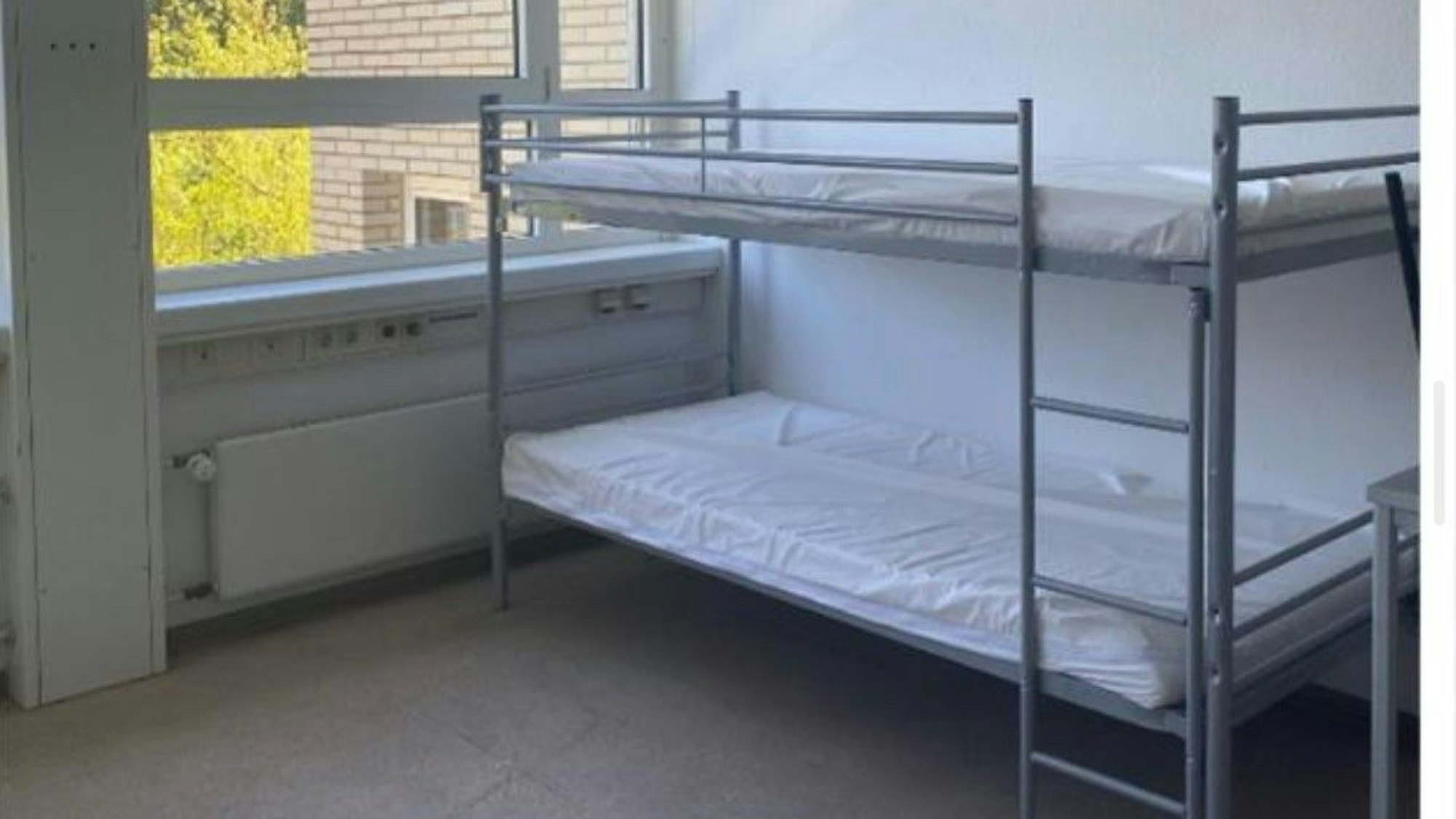 Das Foto zeigt ein Zimmer einer ZUE in Bonn, darauf ist ein Etagenbett zu sehen.