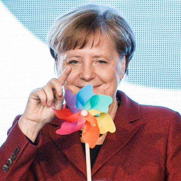 Dr. Angela Merkel dreht an einem Windrad.