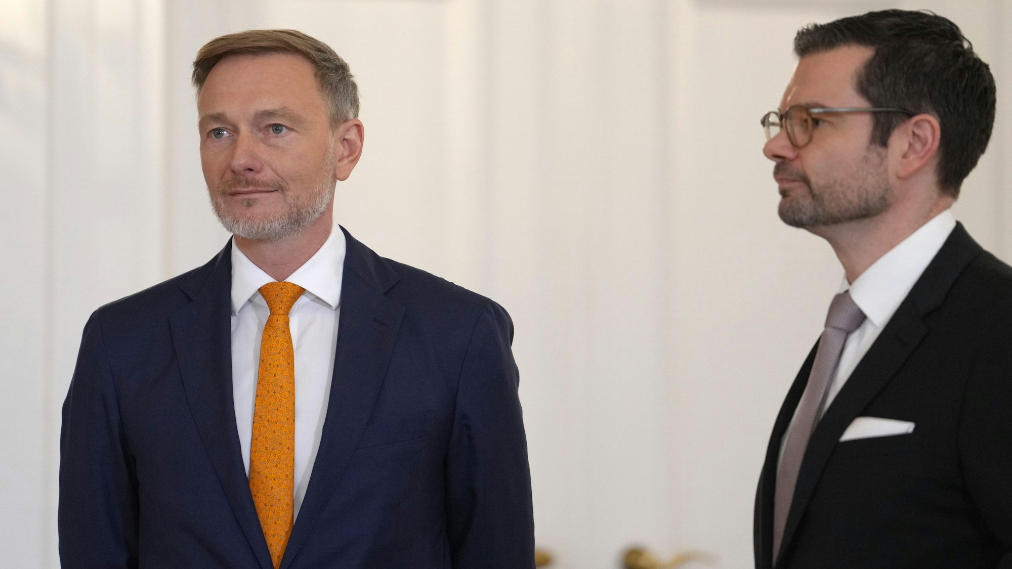 Christian Lindner (l, FDP), ehemaliger Bundesminister der Finanzen, und Marco Buschmann (FDP), ehemaliger Bundesminister der Justiz, im Schloss Bellevue.