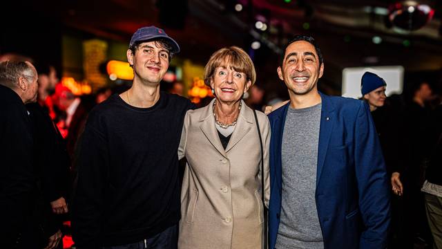 Oberbürgermeisterin Henriette Reker mit den Preisträgern Roosevelt (links) und Eko Fresh.