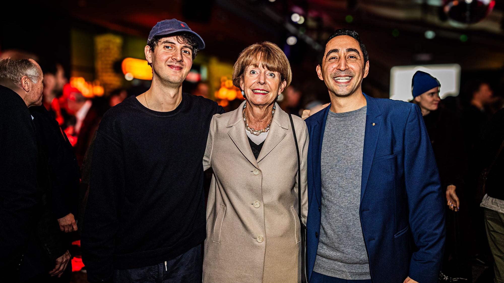 Oberbürgermeisterin Henriette Reker mit den Preisträgern Roosevelt (links) und Eko Fresh.