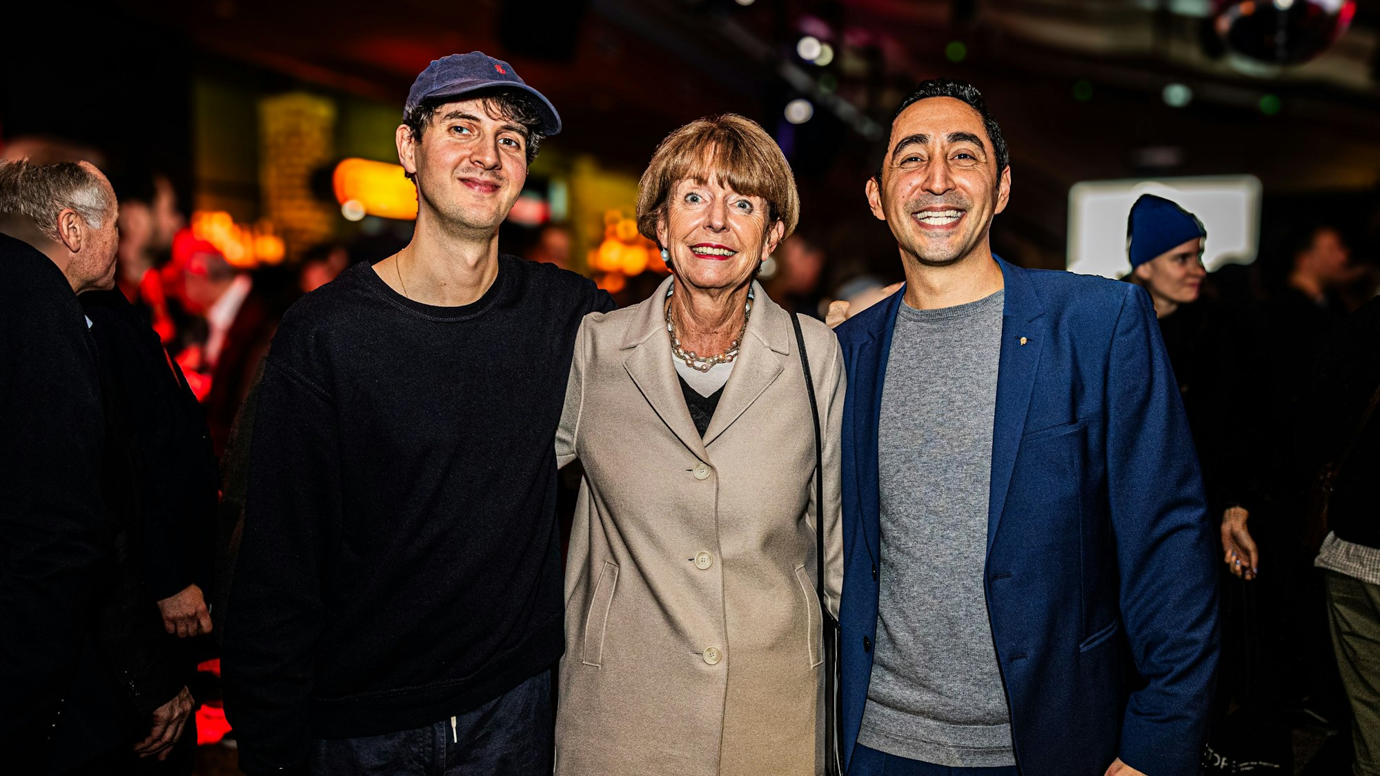 Oberbürgermeisterin Henriette Reker mit den Preisträgern Roosevelt (links) und Eko Fresh.