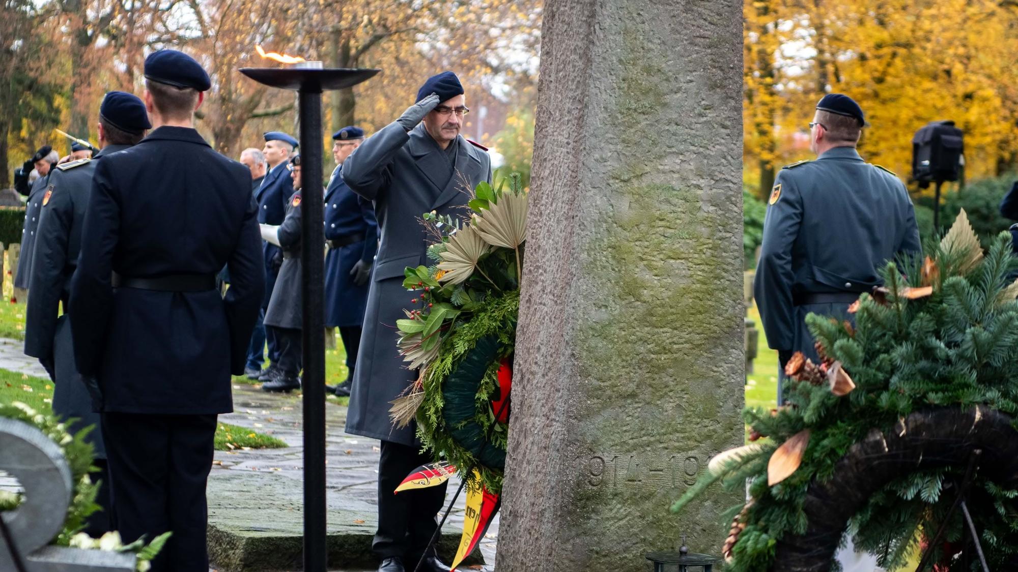 Das Bild zeigt den Standaortältesten der Bundeswehr in Euskirchen, wie er vor dem Kranz salutiert.