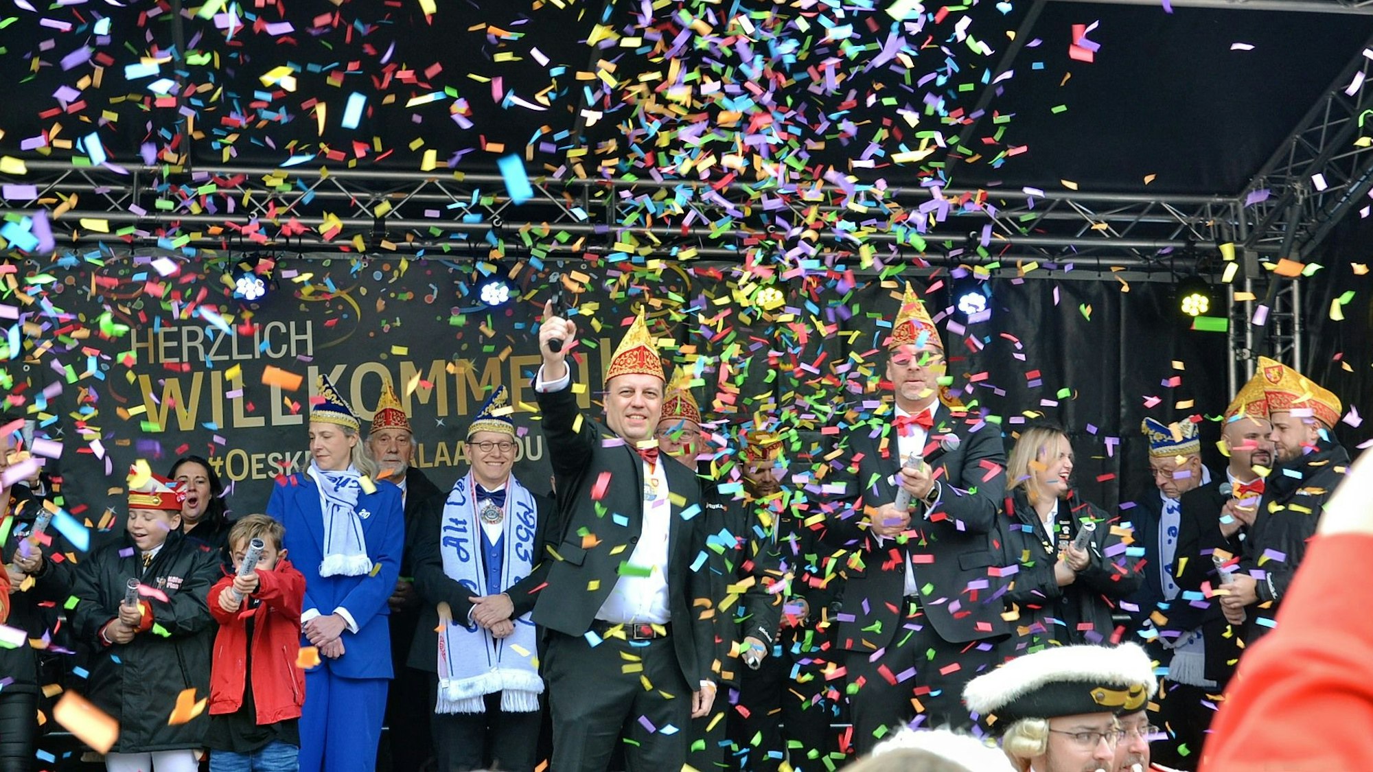 Das Bild zeigt ein Konfettiregen. Euskirchens Bürgermeister hat mit einer Pistole den Startschuss in die Session gegeben.