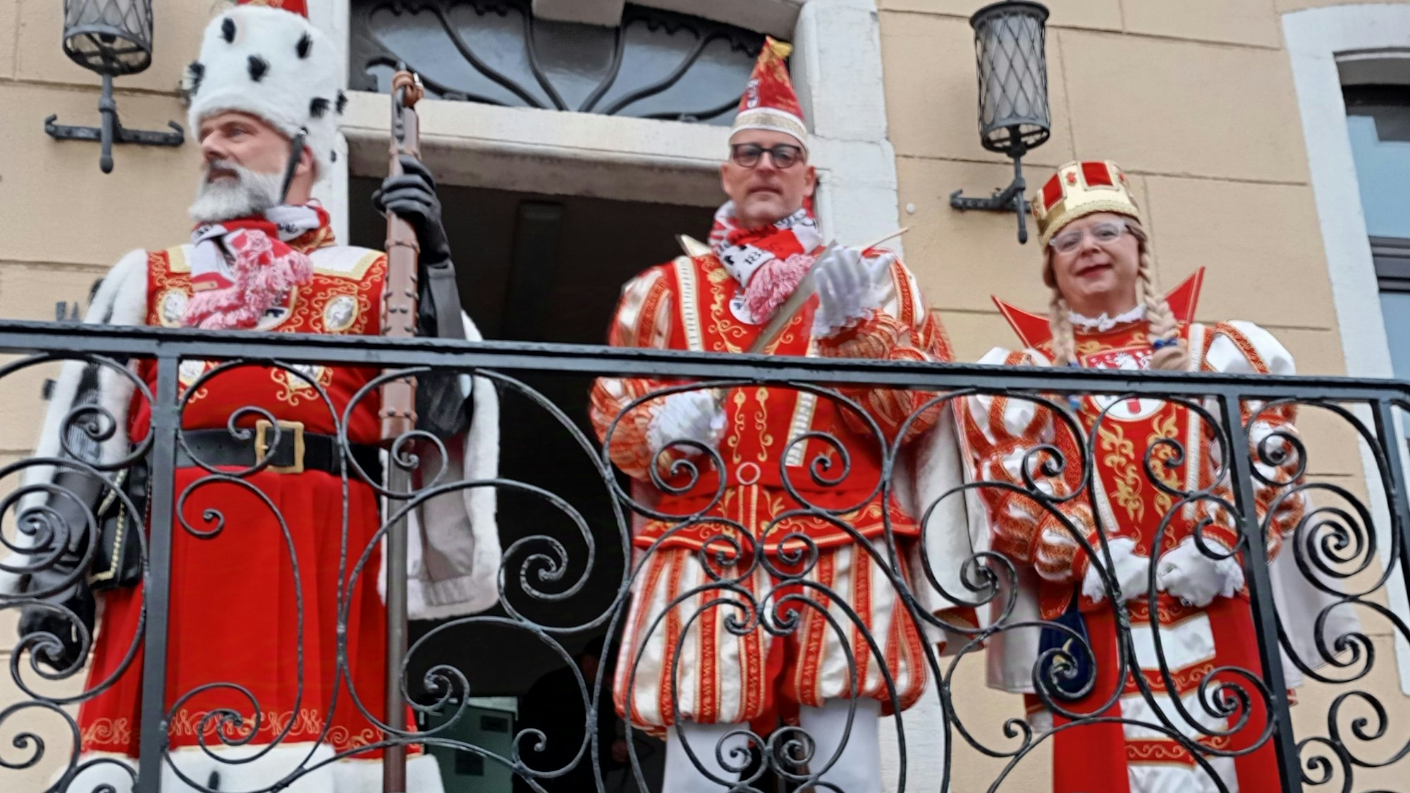Auf dem Bild sind drei Männer im Ornat, die das Dreigestirn in Bedburg bilden.