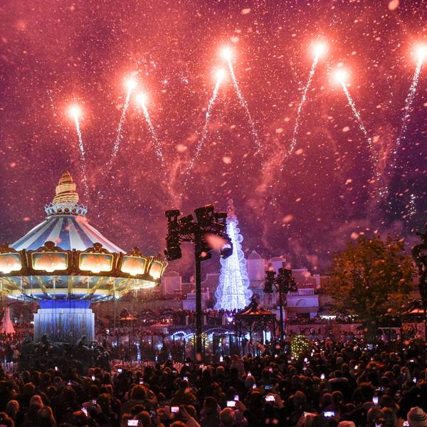 Spektakel zum Wintertraum: Feuerwerksraketen erhellen den Nachthimmel über dem Phantasialand.