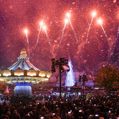 Spektakel zum Wintertraum: Feuerwerksraketen erhellen den Nachthimmel über dem Phantasialand.