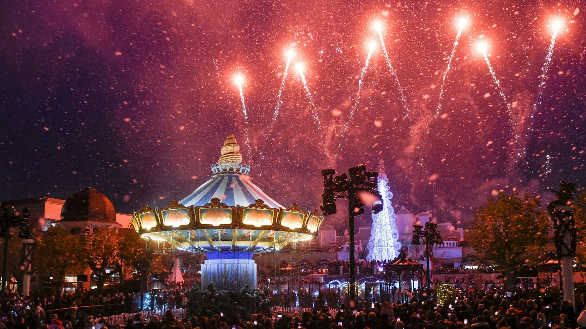 Spektakel zum Wintertraum: Feuerwerksraketen erhellen den Nachthimmel über dem Phantasialand.