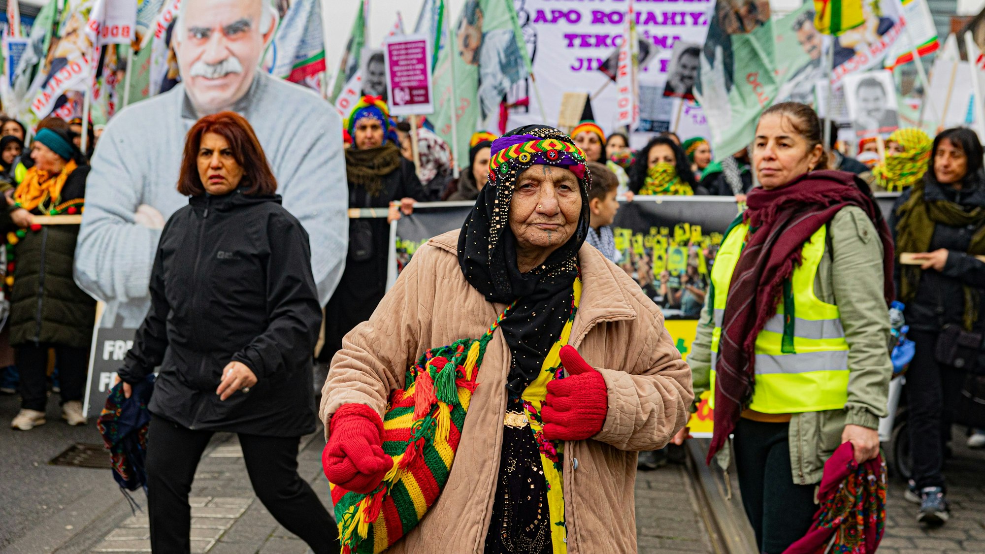 In den Farben Kurdistans nahm diese Frau an der Demo teil.