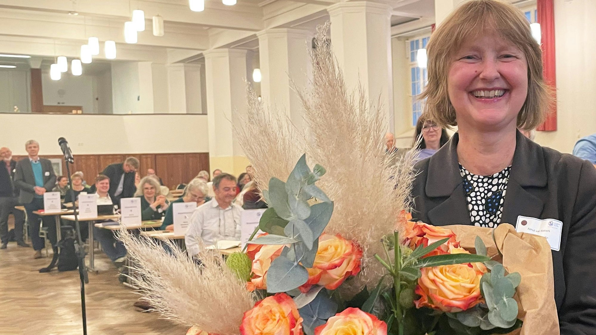 Almut van Niekerk aus Sankt Augustin bleibt für weitere acht Jahre Superintendentin des evangelischen Kirchenkreises An Sieg und Rhein.
Bei der Kreissynode in der Aula der Steyler Missionar in Sankt Augustin erhielt sie 110 von 116 Stimmen