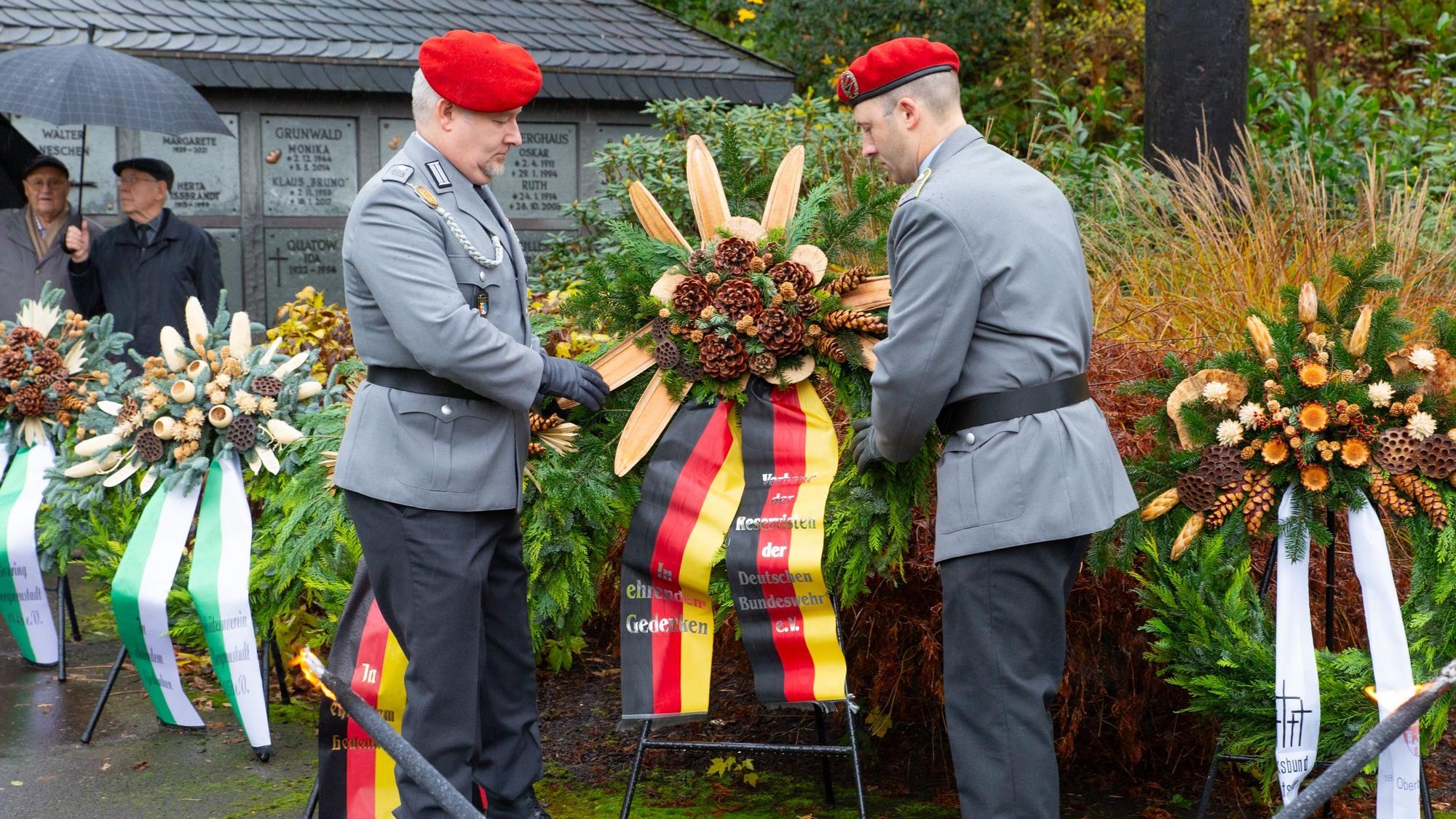 Volkstrauertag auf dem Friedhof in Bergneustadt; Reservisten der Bundeswehr legen einen Kranz nieder.