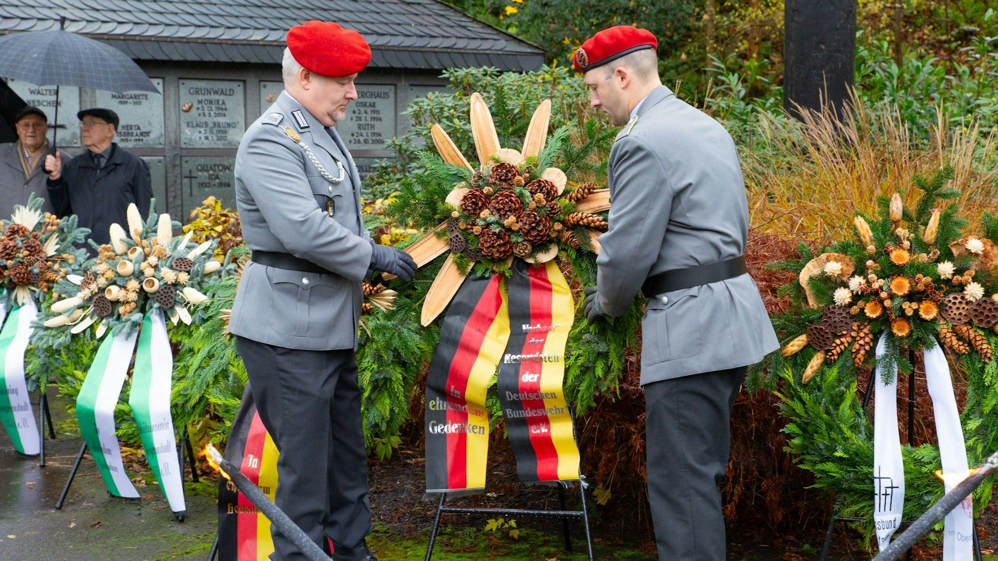 Volkstrauertag auf dem Friedhof in Bergneustadt; Reservisten der Bundeswehr legen einen Kranz nieder.