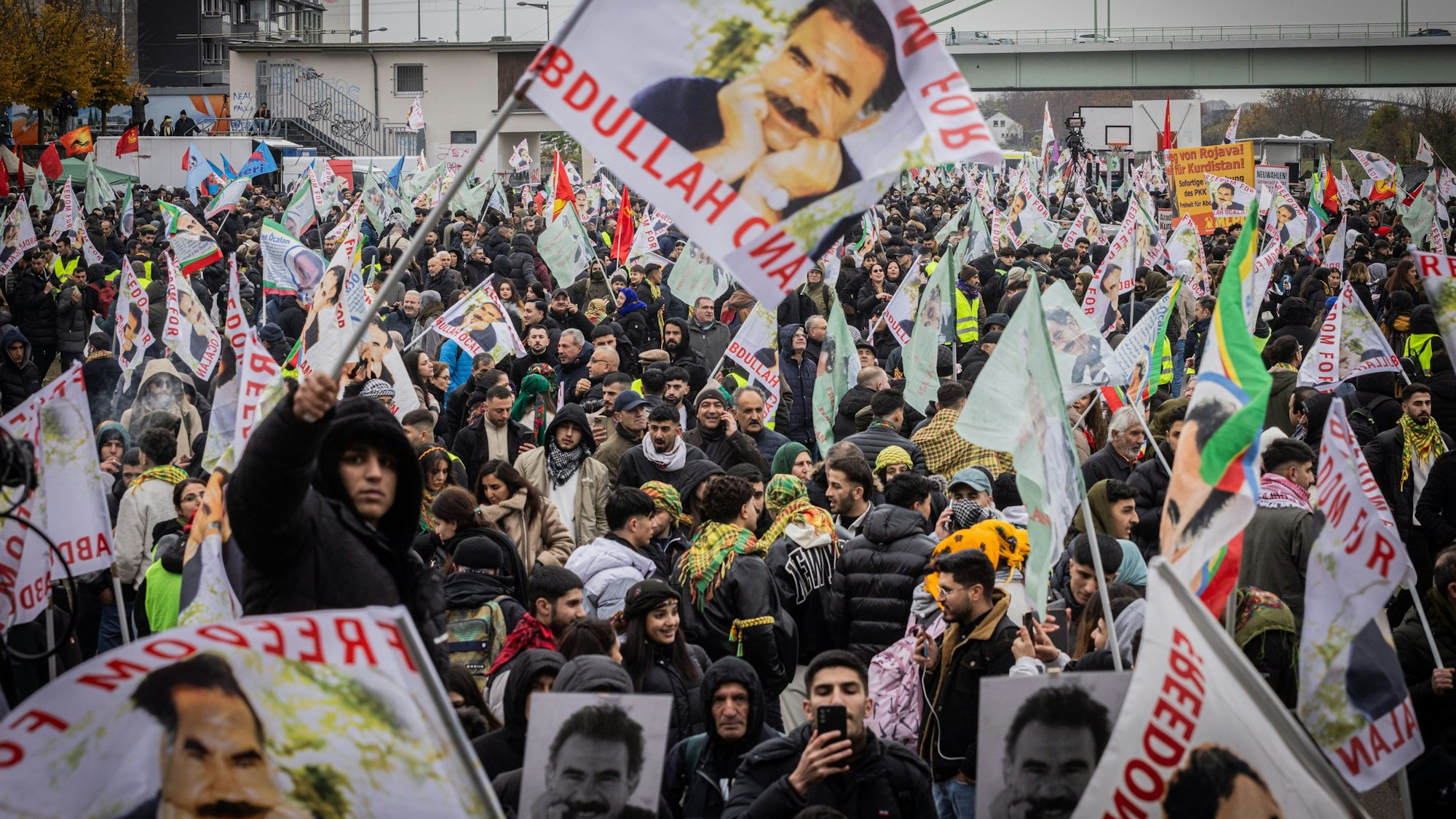 Auf der Deutzer Werfe sammelten sich die Teilnehmenden vor der friedlich verlaufenden Demonstration.