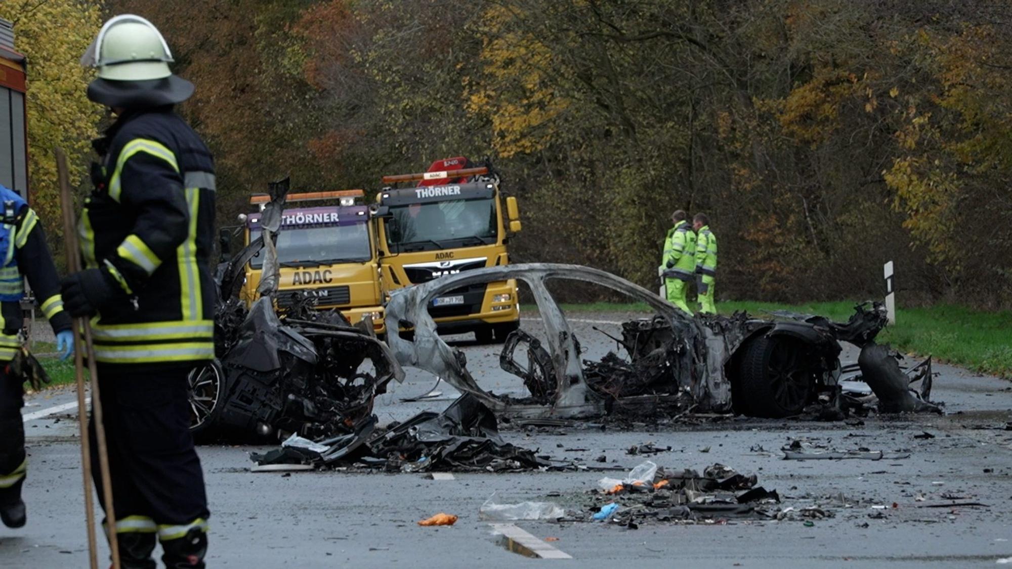 17.11.2024, Nordrhein-Westfalen, Ochtrup: Rettungskräfte stehen neben den Trümmern von Fahrzeugen nach einem Unfall, bei dem sechs Menschen ums Leben gekommen sind. Nach Angaben der Polizei stießen in der Nacht von Samstag auf Sonntag zwei Autos in der Nähe eines Bahnübergangs bei Ochtrup im Kreis Steinfurt zusammen. Foto: Michel Fritzemeier/tv7news.de /dpa +++ dpa-Bildfunk +++