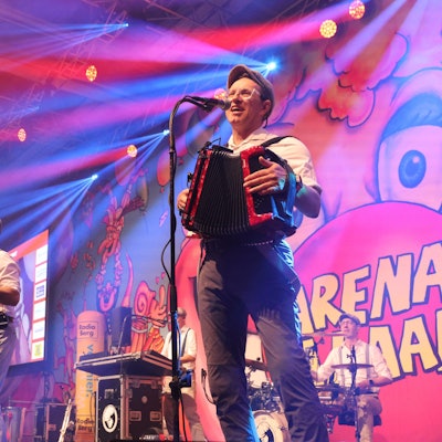 Zu sehen ist eine Karnevalsband auf der Bühne.