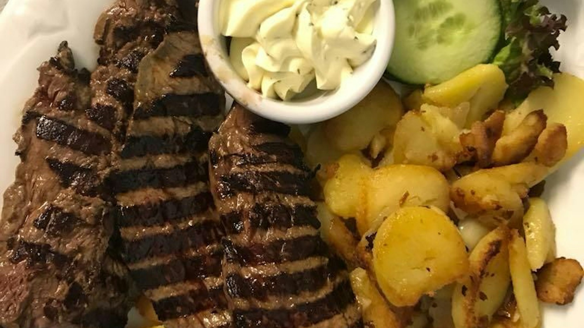 Kängurufilets mit Bratkartoffeln und Knoblauchcreme stehen auf der Speisekarte des Alten Bahnhofs Frechen