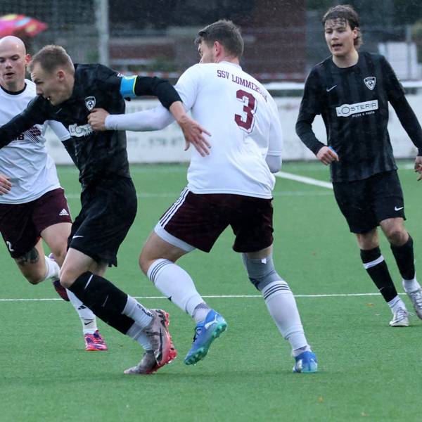 Obwohl ein Gegenspieler an Luke Bungarts Trikot zieht, setzt er sich durch und hat nur den Ball im Blick.