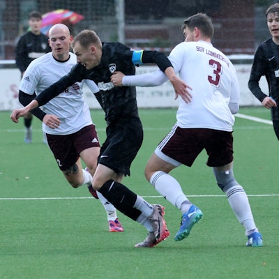 Obwohl ein Gegenspieler an Luke Bungarts Trikot zieht, setzt er sich durch und hat nur den Ball im Blick.