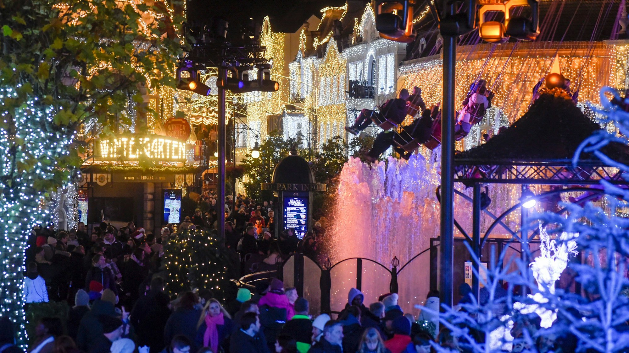 Auf dem Bild ist das mit Lichterketten geschmückte Phantasialand zu sehen.