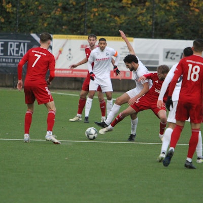 Alec Vinci (am Ball) vom Siegburger SV 04 hat im Duell mit Bergisch Gladbach das letzte Wort.