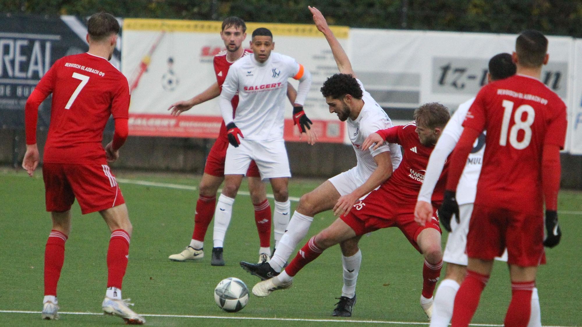 Alec Vinci (am Ball) vom Siegburger SV 04 hat im Duell mit Bergisch Gladbach das letzte Wort.