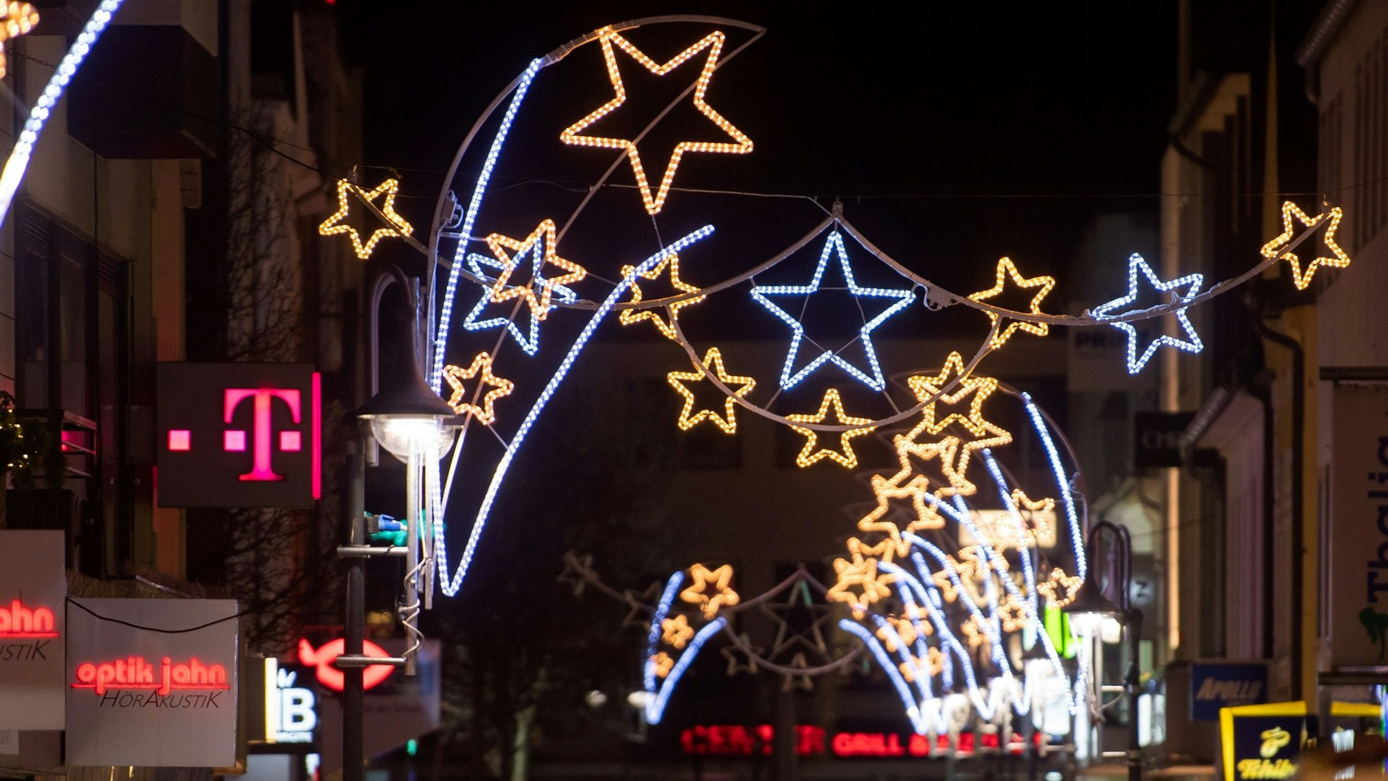 Das Bild zeigt die Weihnachtsbeleuchtung in der Euskirchener Innenstadt.