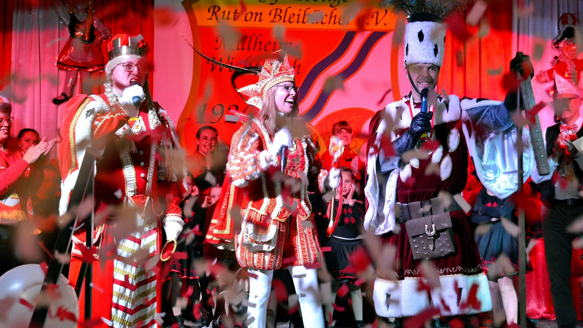 Das Bild zeigt das Dreigestirn während der Proklamation.